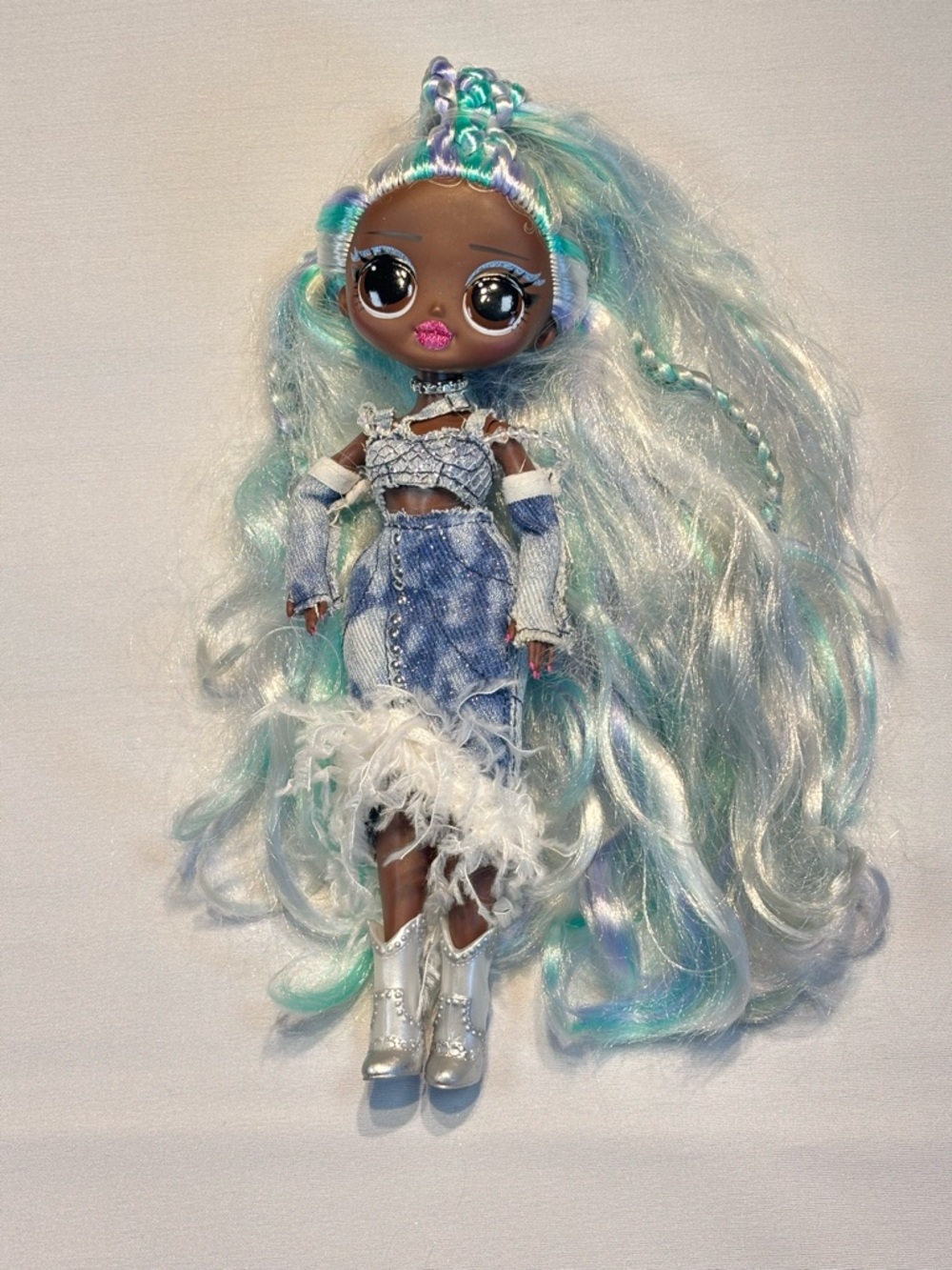 L.O.L. Surprise! OMG Fashion Show Hair Edition Lady Braids fashion doll.